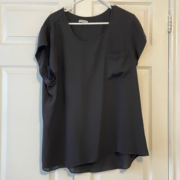 🛍️ 2/$20 Short sleeve blouse - Picture 1 of 4
